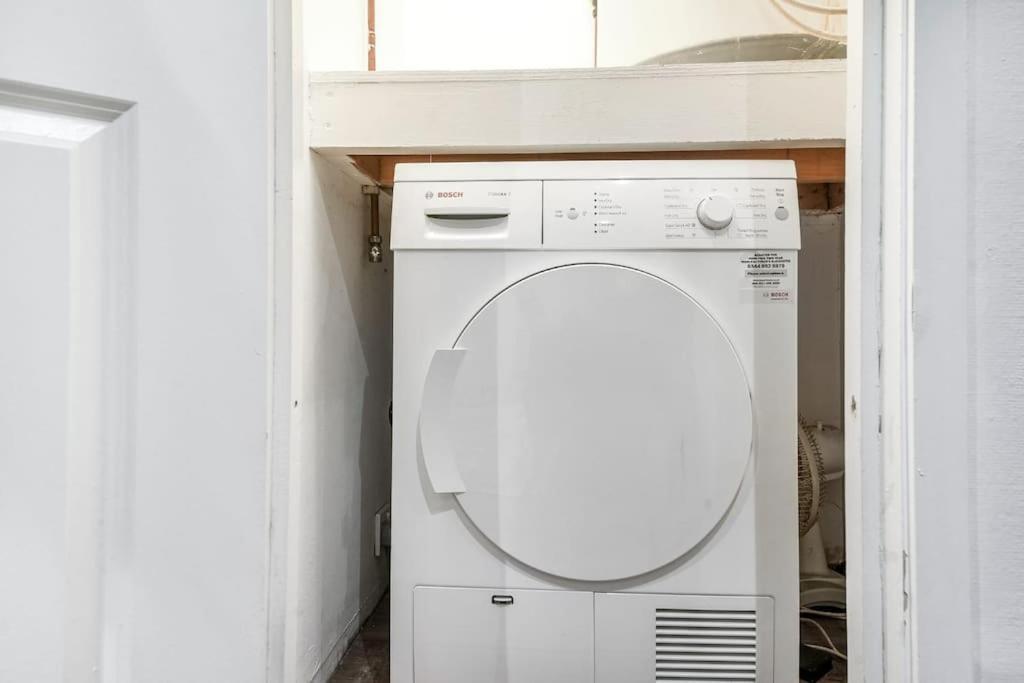 Chic 2Br Flat Near Edgware Road & 6Mins Walk To Marble Arch Station With Free Wi-Fi